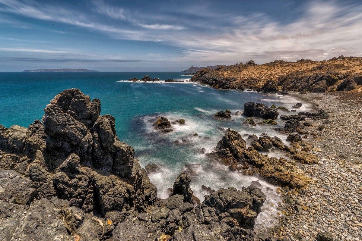 Costa rocosa del Pacífico en Chañaral de Aceituno